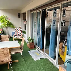 Apartment Grand Avec Balcon Et Parking Gratuit Sur Place, Paris